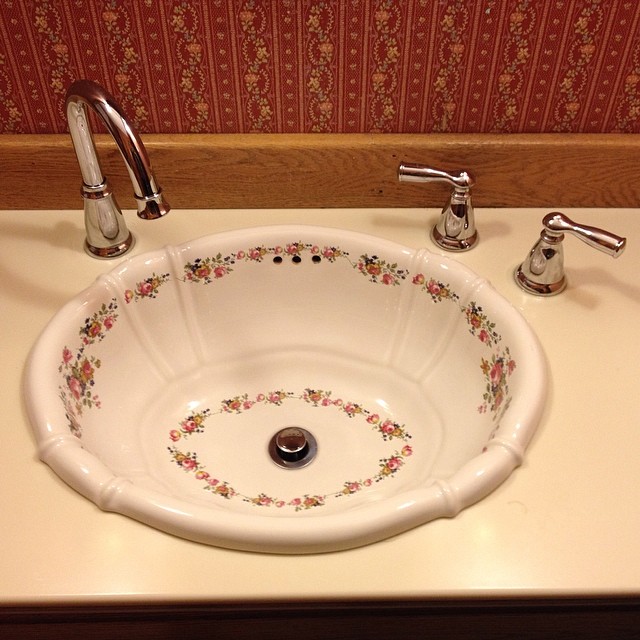 Why have a sink where the handles are more than 8" away from the faucet? #nohotwater